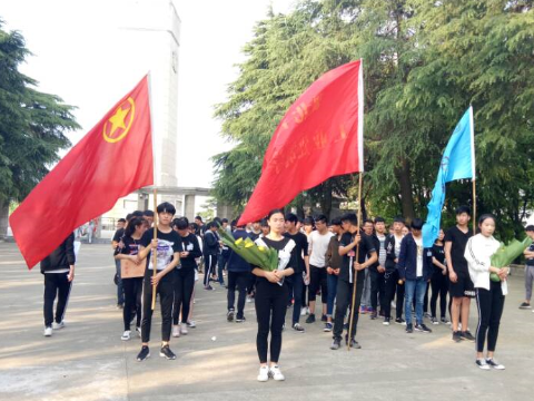 緬懷革命先烈,弘揚愛國主義精神——湖北省工業(yè)建筑學校清明節(jié)掃墓活動(圖1)