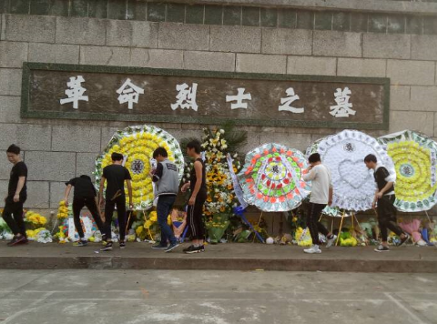 緬懷革命先烈,弘揚愛國主義精神——湖北省工業(yè)建筑學校清明節(jié)掃墓活動(圖2)