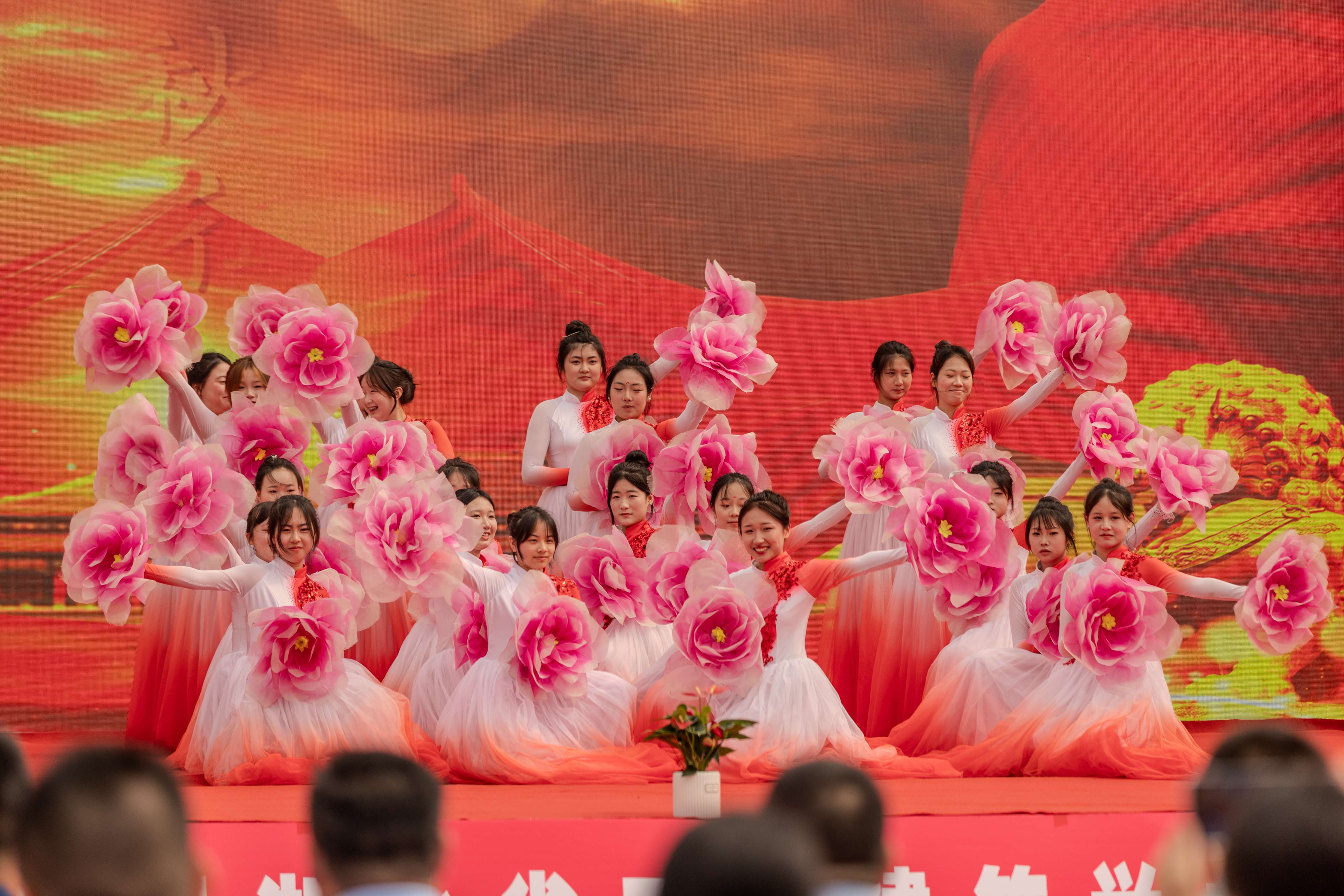 “五十春秋育英才 再起征程創(chuàng)未來(lái)”學(xué)校建校50周年慶典活動(dòng)成功舉辦(圖8)